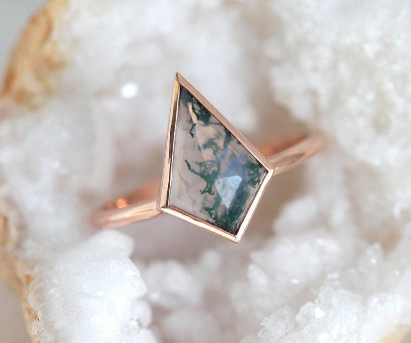 Set prstena Kite Moss Agate sa bočnim kamenjem od australijskih opala