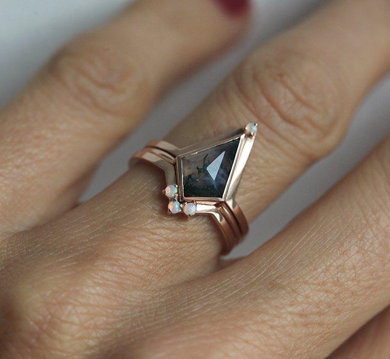 Set prstena Kite Moss Agate sa bočnim kamenjem od australijskih opala