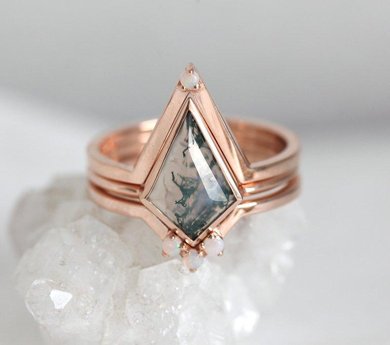 Set prstena Kite Moss Agate sa bočnim kamenjem od australijskih opala