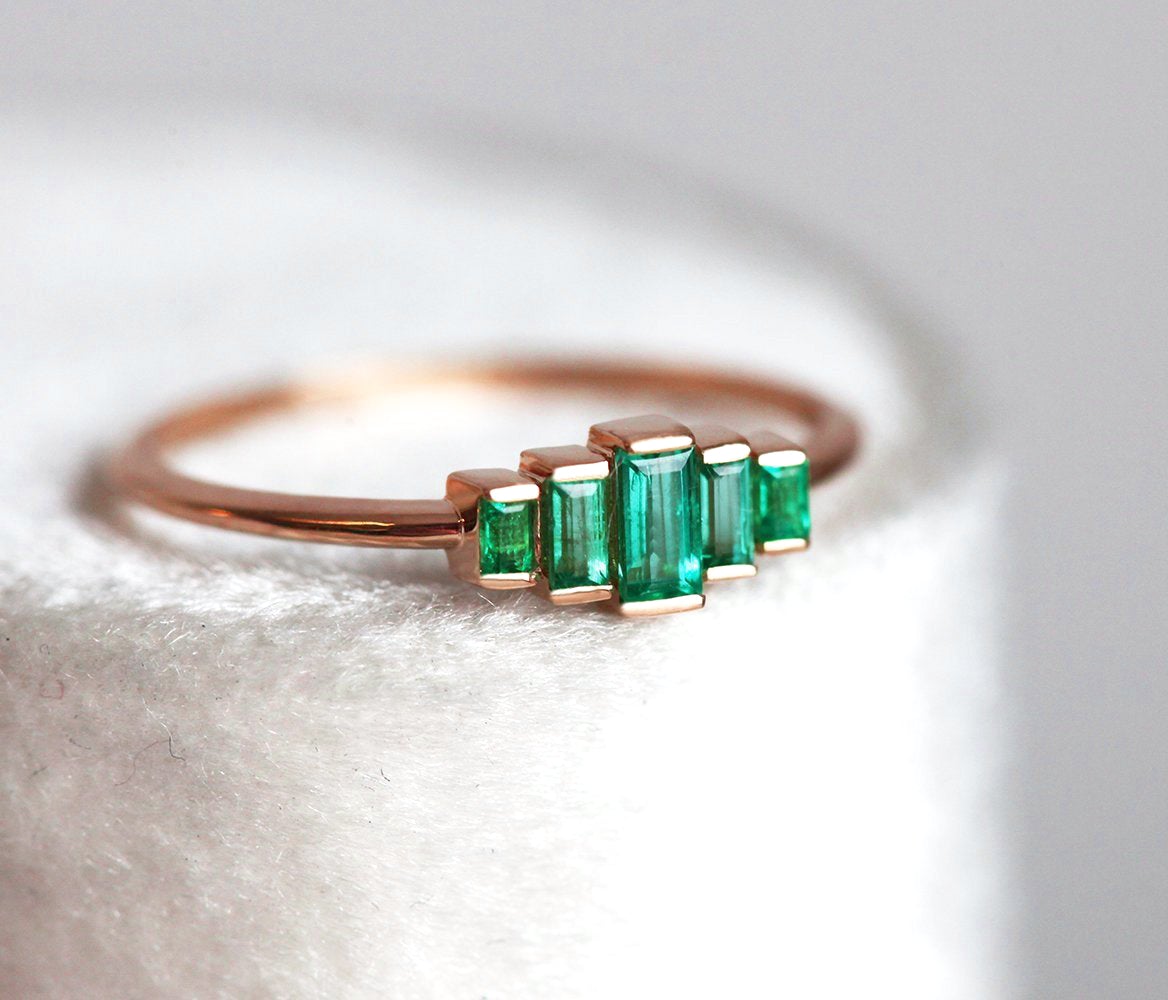 Art deco Baguette smaragdni prsten od 14k zlata sa smaragdima.