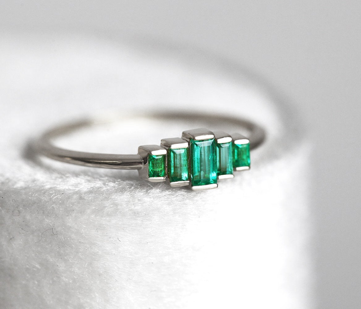 Art deco Baguette smaragdni prsten od 14k zlata sa smaragdima.