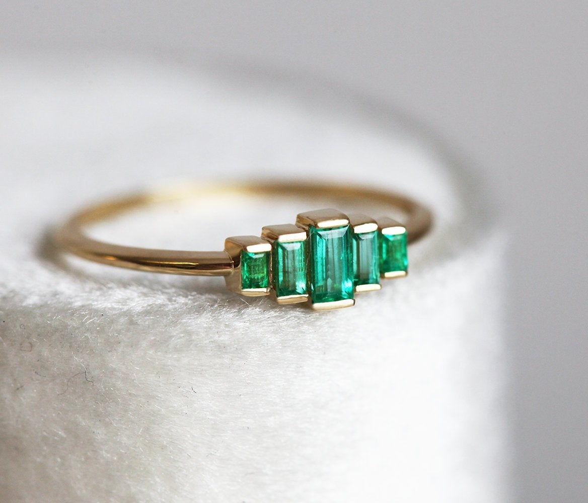 Art deco Baguette smaragdni prsten od 14k zlata sa smaragdima.