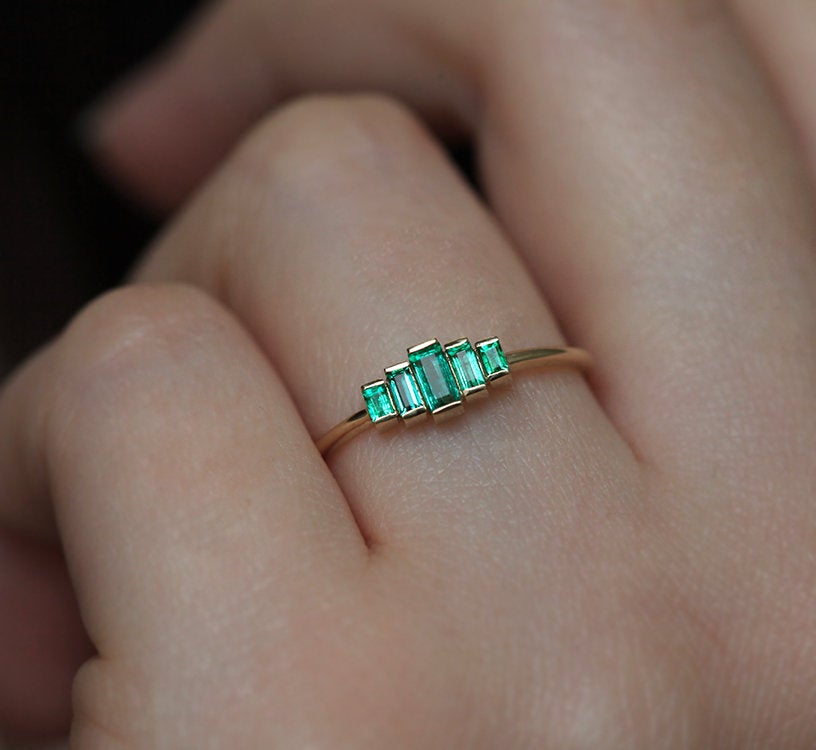 Art deco Baguette smaragdni prsten od 14k zlata sa smaragdima.