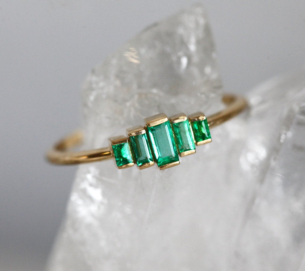 Art deco Baguette smaragdni prsten od 14k zlata sa smaragdima.