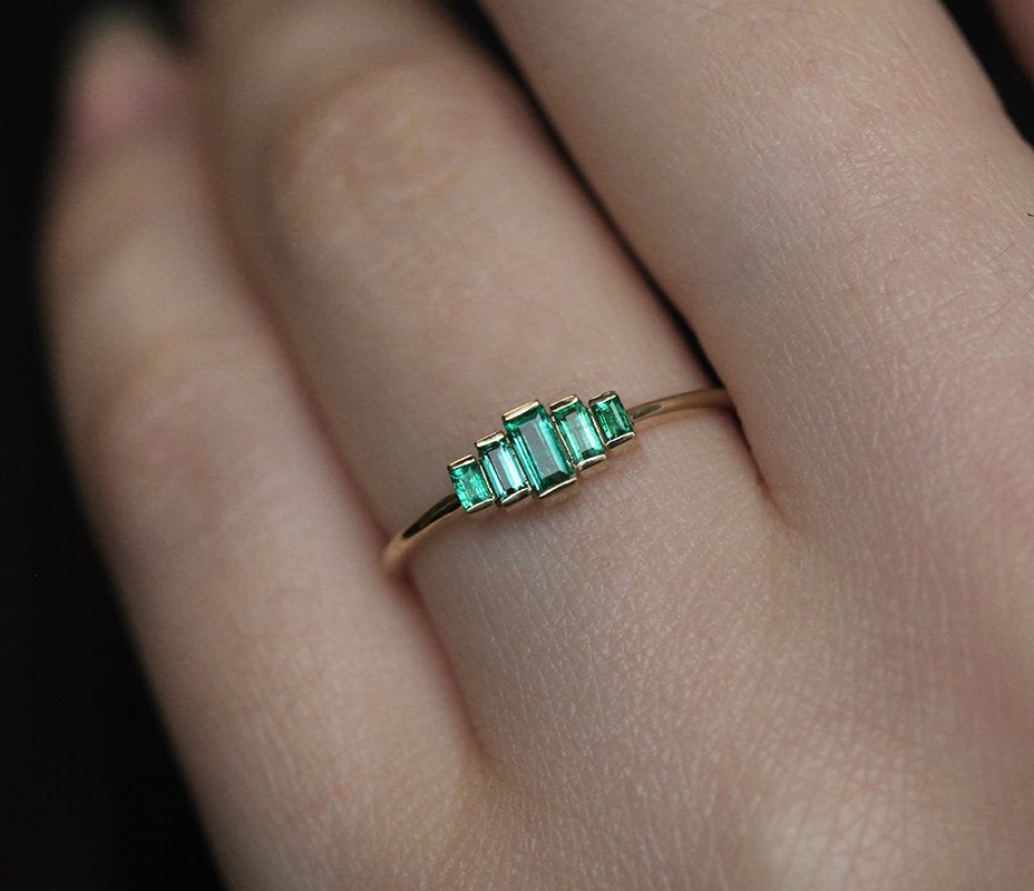 Art deco Baguette smaragdni prsten od 14k zlata sa smaragdima.