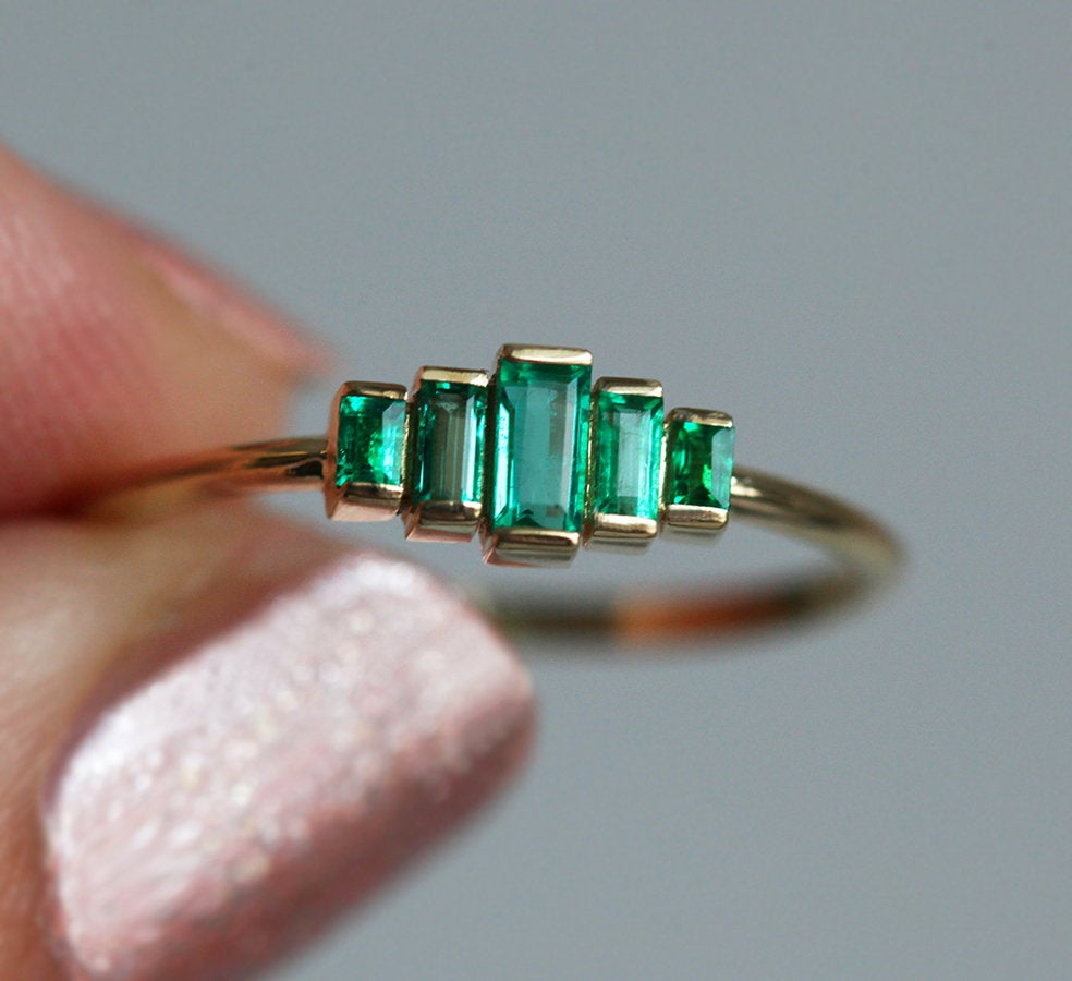 Art deco Baguette smaragdni prsten od 14k zlata sa smaragdima.