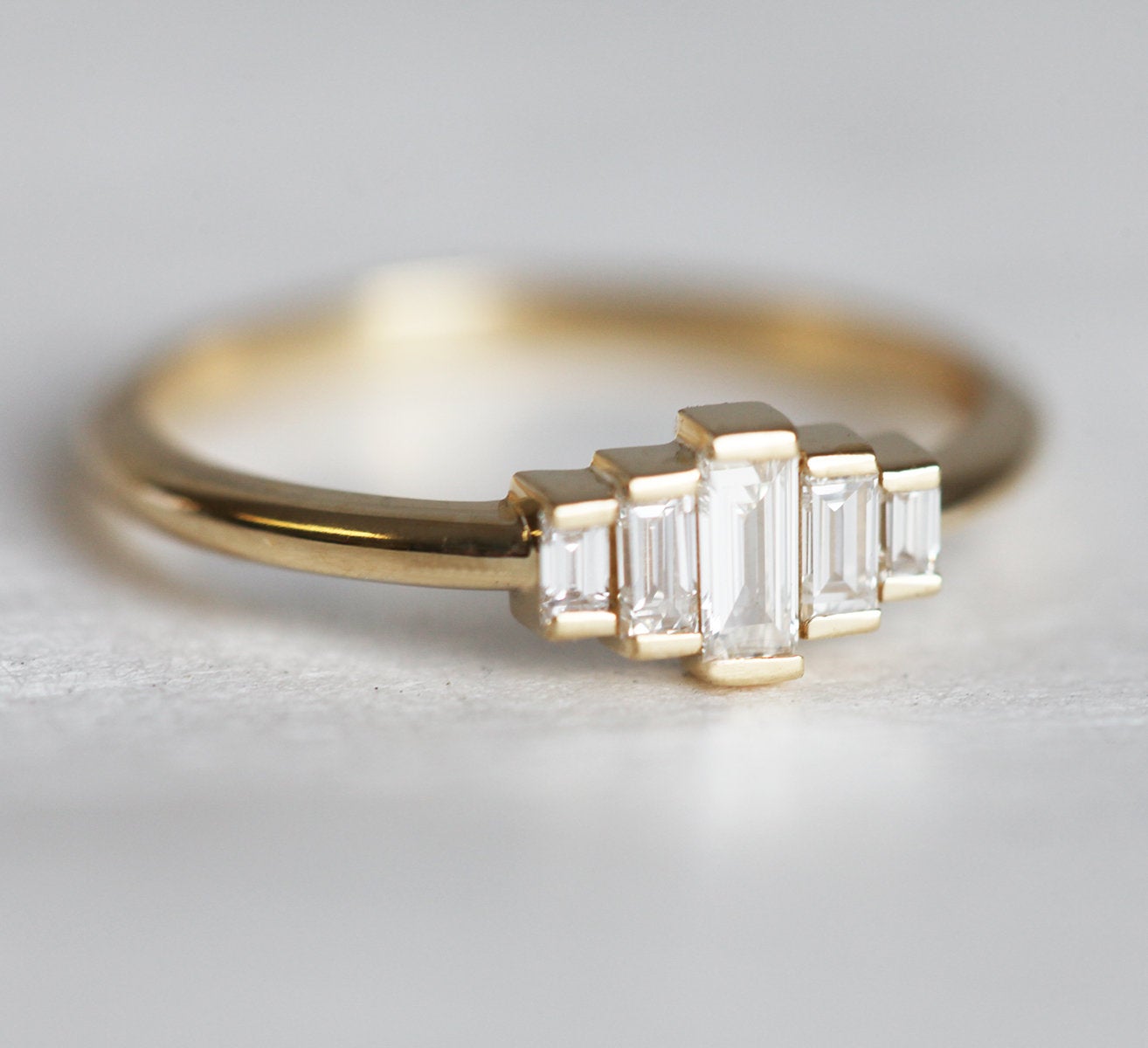 Art deco Baguette smaragdni prsten od 14k zlata sa smaragdima.