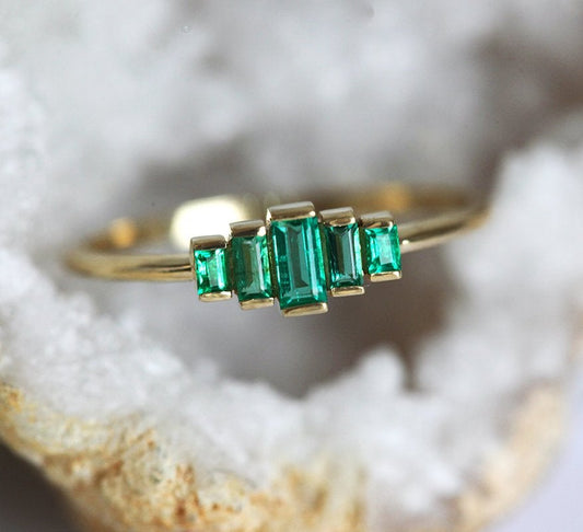 Art deco Baguette smaragdni prsten od 14k zlata sa smaragdima.