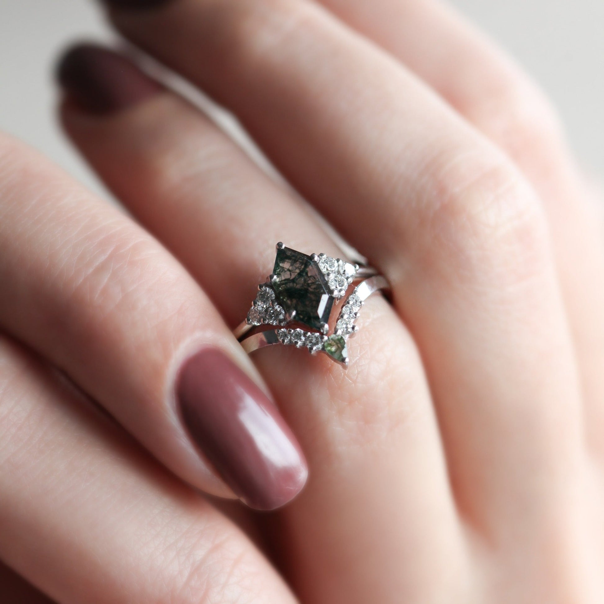 Šestougaoni prsten Moss Agate sa naglašenim belim dijamantima i burmom za venčanje