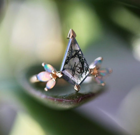 Prsten Kite Moss Agate sa bočnim kamenjem od australijskog opala