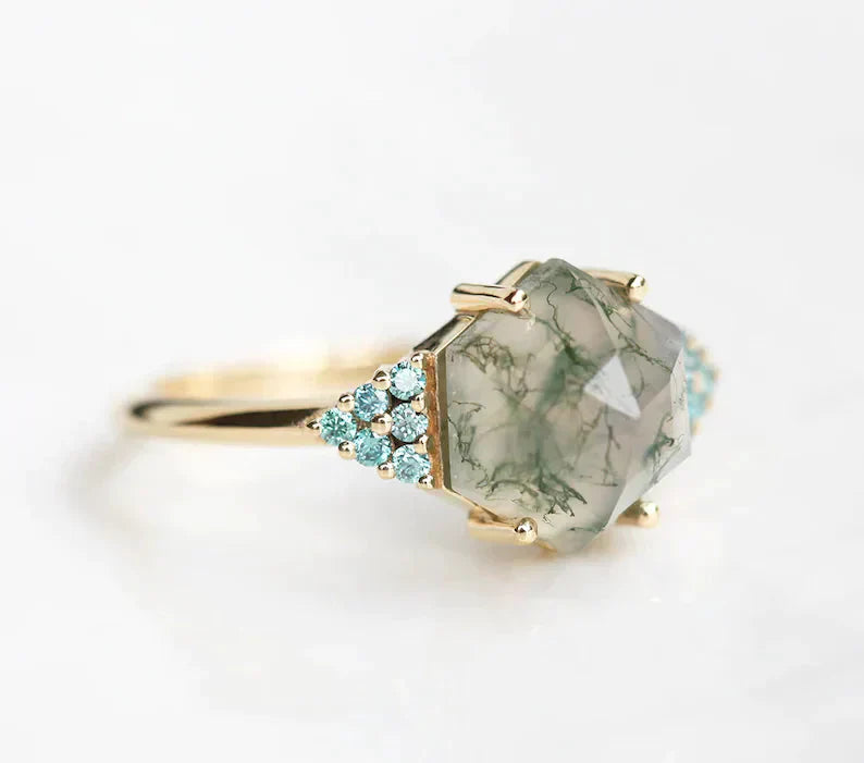 Šestougaoni prsten Moss Agate sa plavim dijamantima sa strane