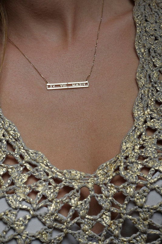 Zlatna ogrlica sa personalizovanim rimskim brojevima i belim okruglim dijamantima