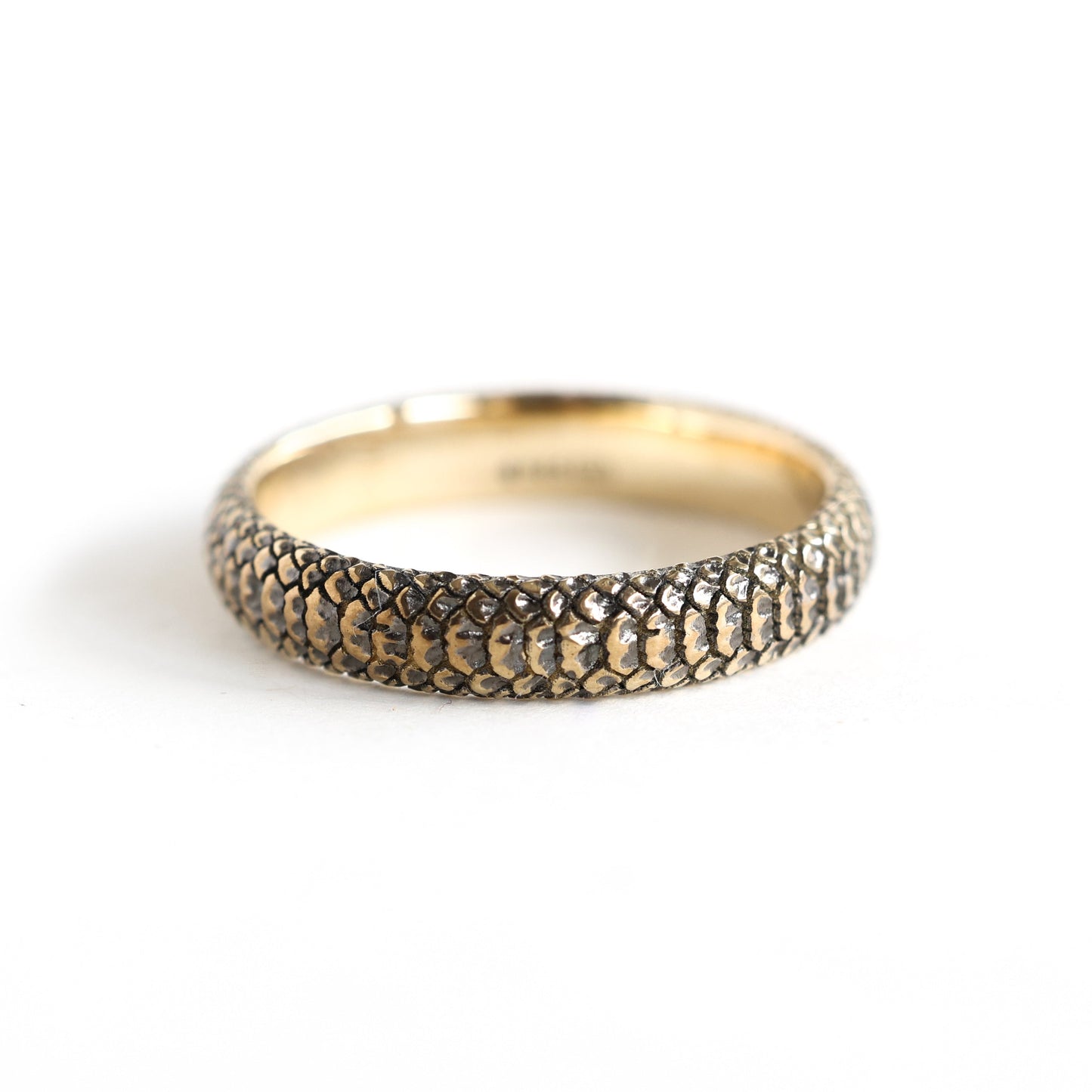 Zlatni prsten sa teksturom zmije sa širinom trake od 3mm-6mm SNAKE od 14k/18k ružičastog zlata. Dostupno prilagođavanje dragog kamenja.