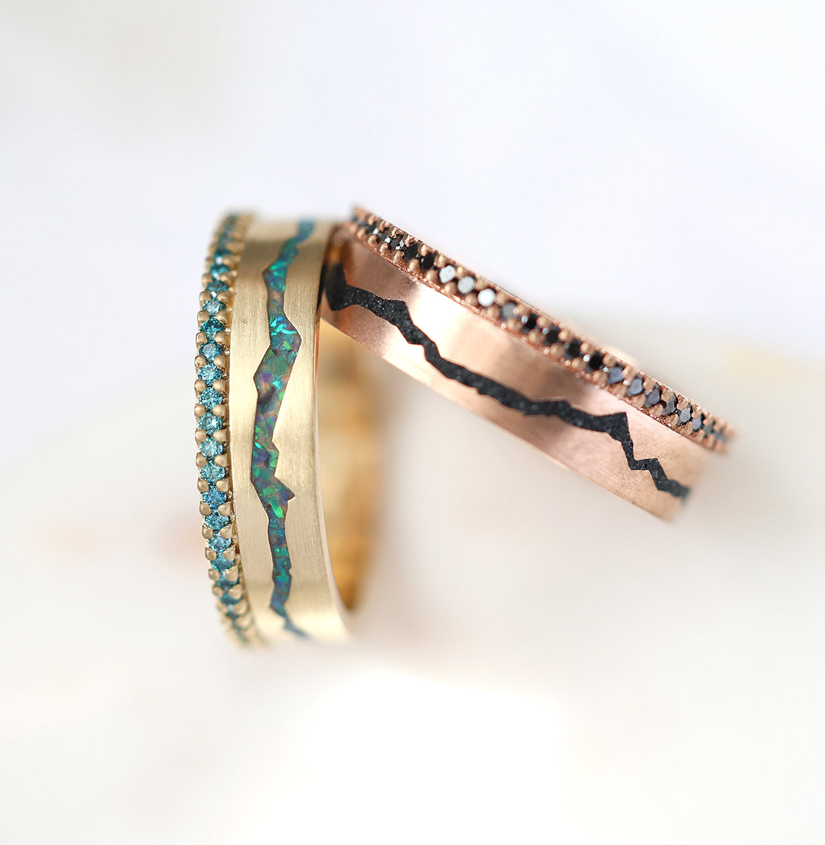 Peacock Black Inlai Opal Band sa Teal Bočnim dijamantima