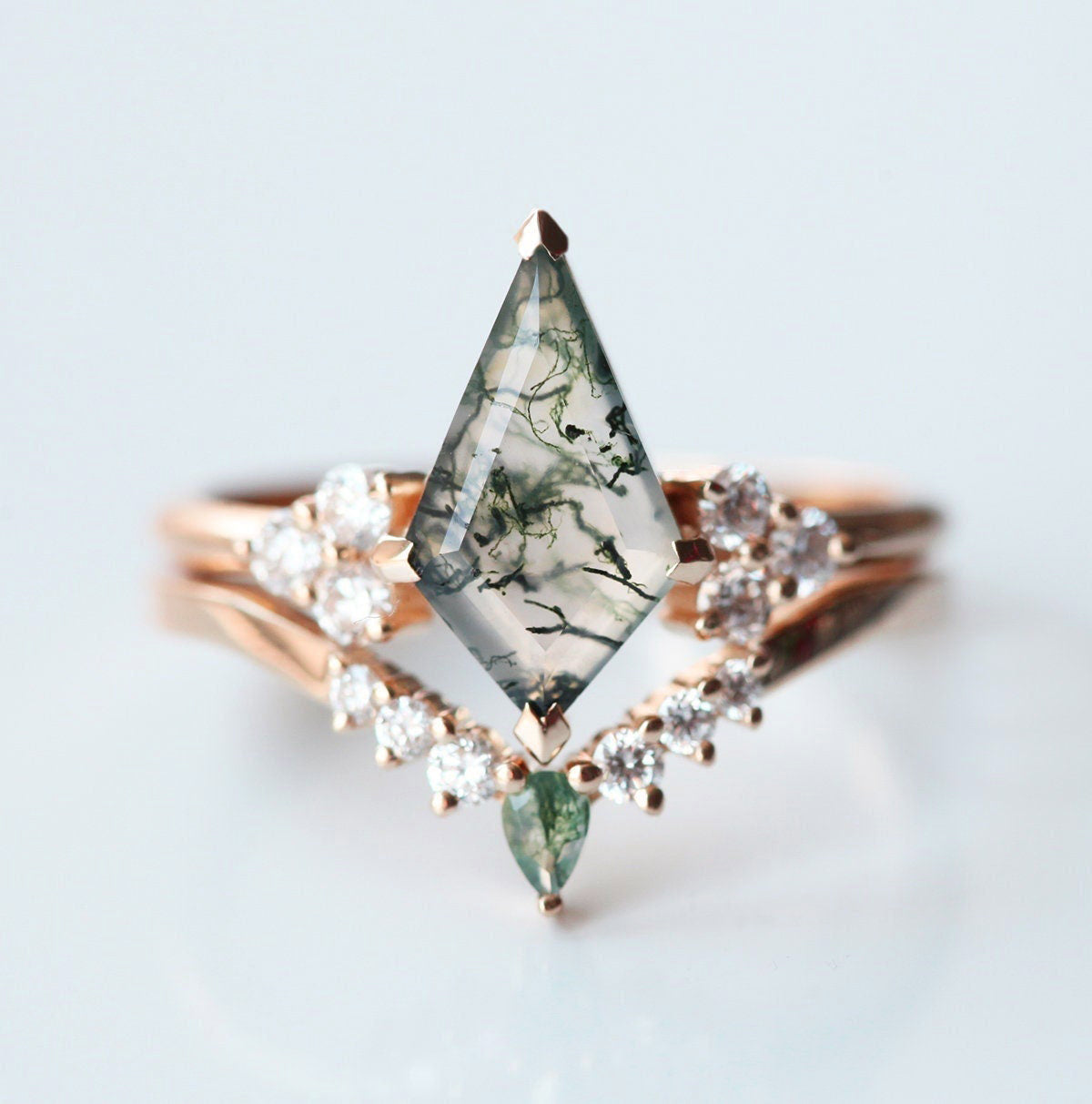 Prsten Kite Moss Agate sa bočnim belim dijamantima i kamenom ahata Moss Agate kruške