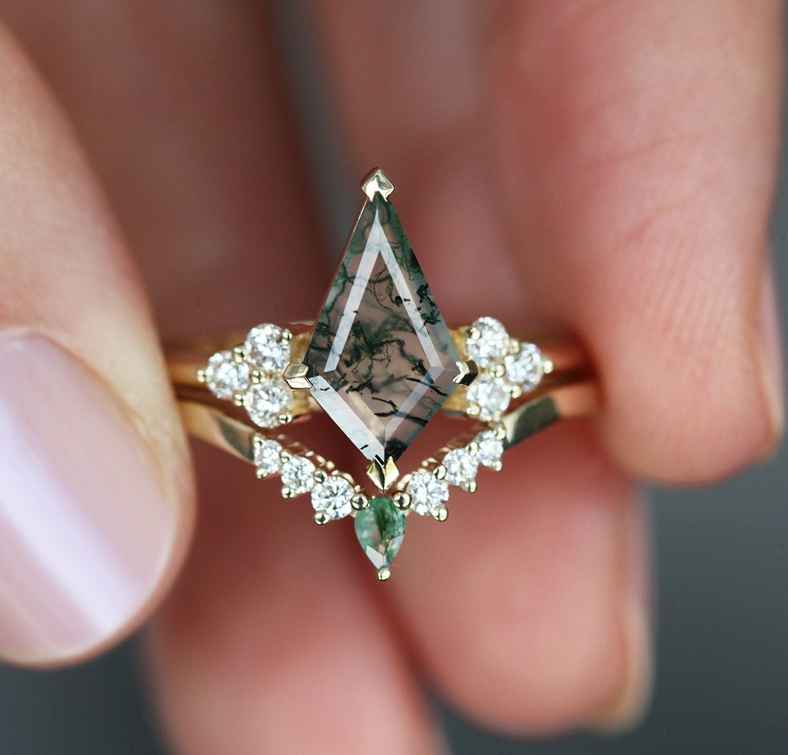 Prsten Kite Moss Agate sa bočnim belim dijamantima i kamenom ahata Moss Agate kruške