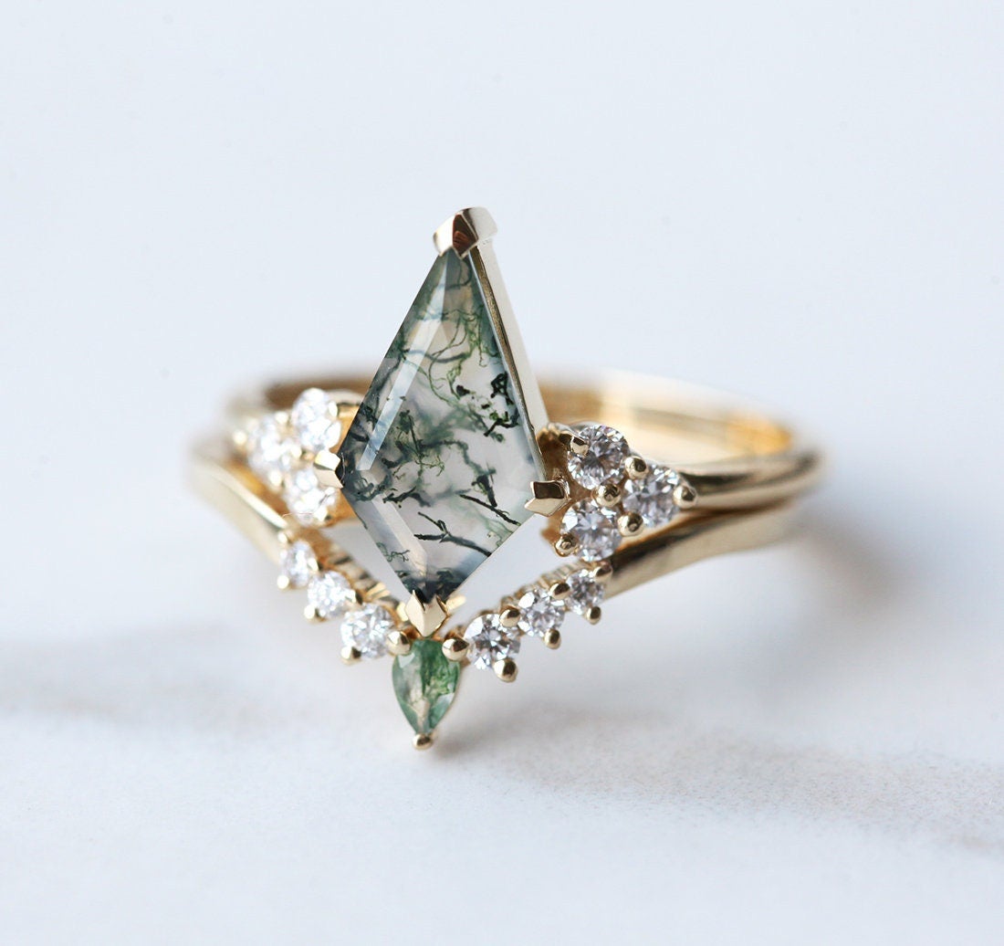 Prsten Kite Moss Agate sa bočnim belim dijamantima i kamenom ahata Moss Agate kruške
