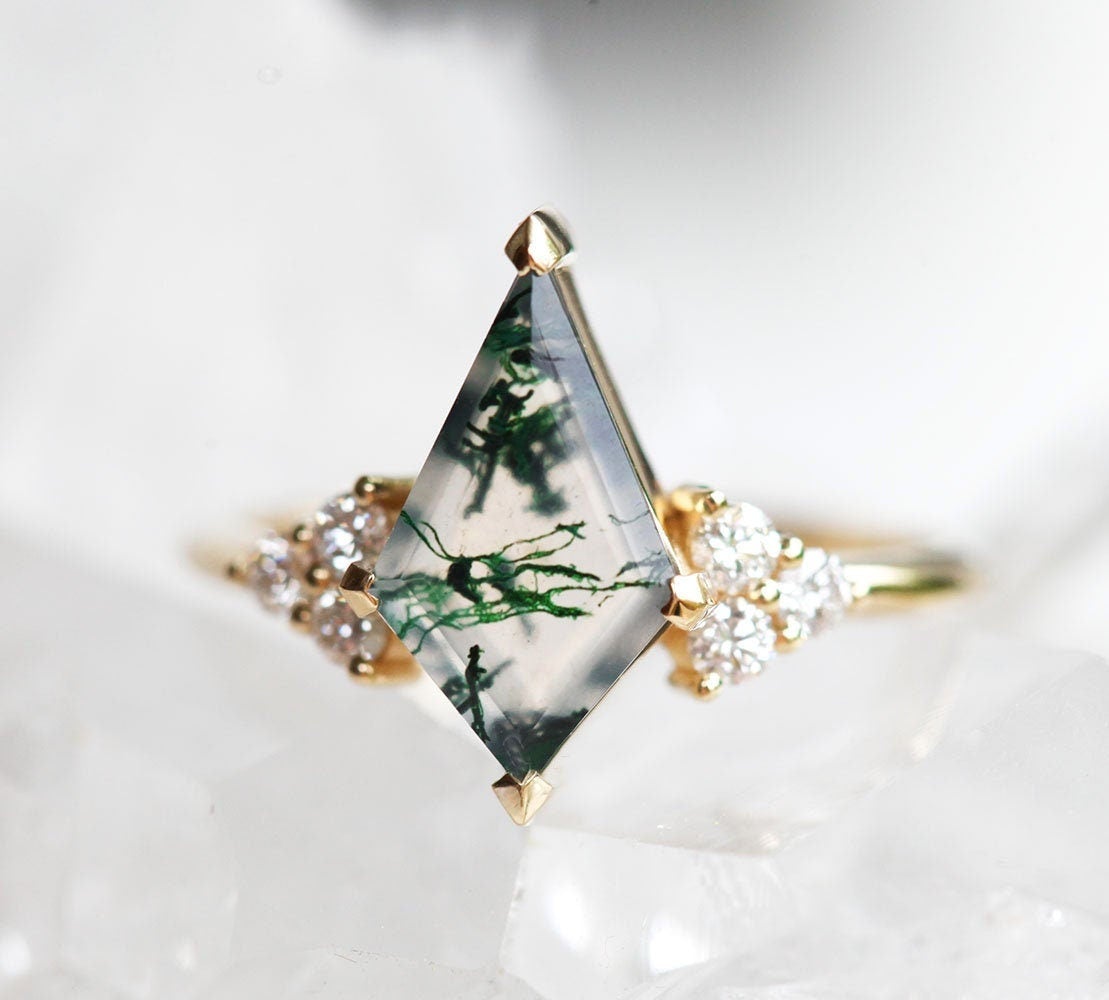 Prsten Kite Moss Agate sa bočnim belim dijamantima i kamenom ahata Moss Agate kruške