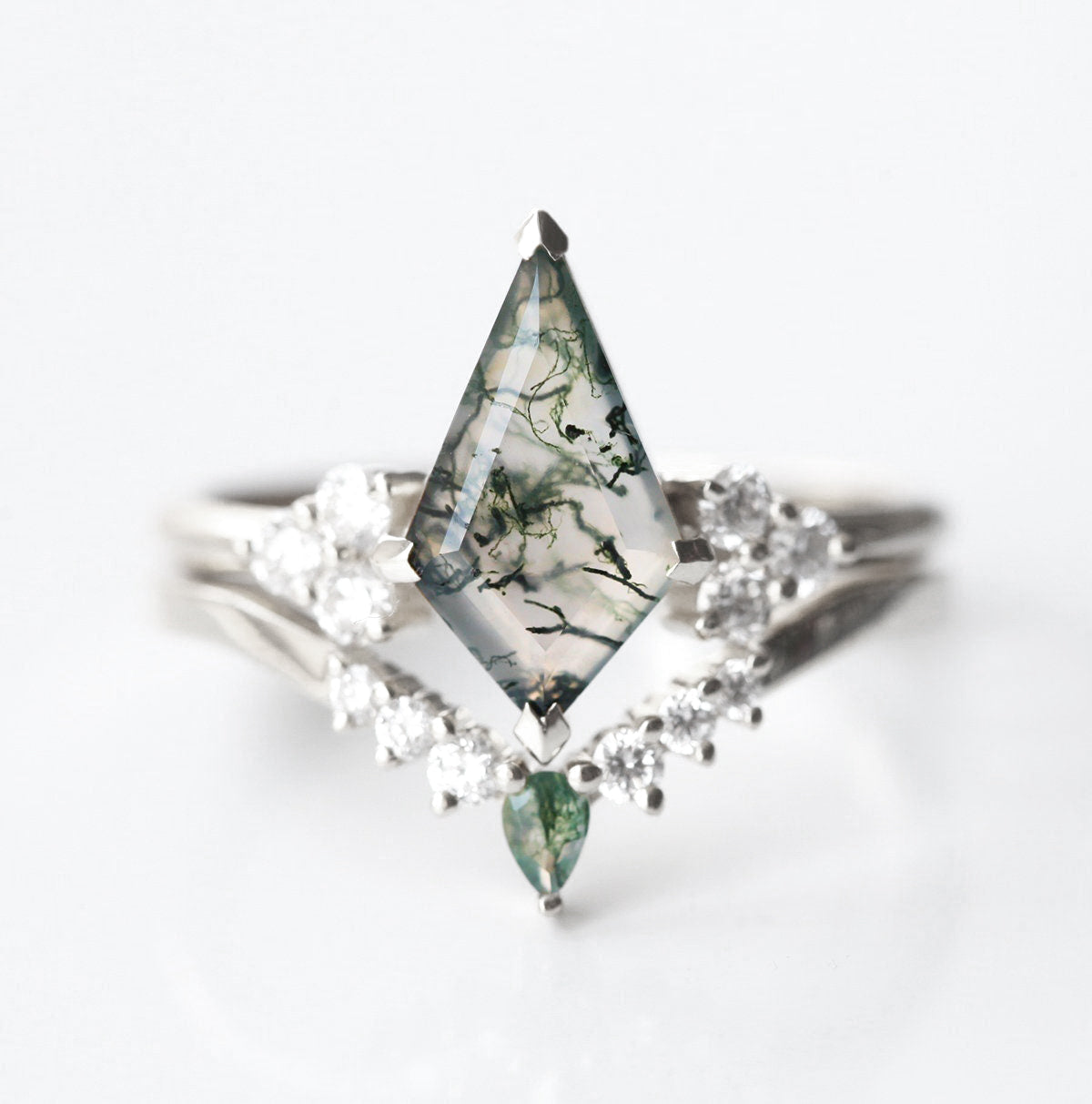 Prsten Kite Moss Agate sa bočnim belim dijamantima i kamenom ahata Moss Agate kruške