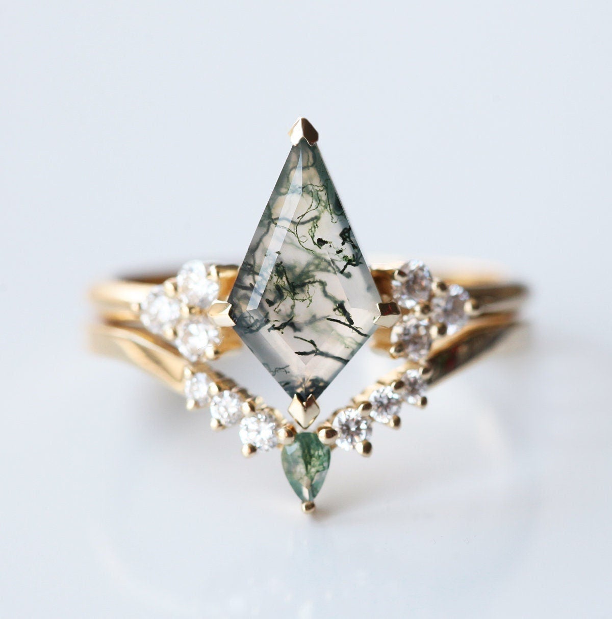 Prsten Kite Moss Agate sa bočnim belim dijamantima i kamenom ahata Moss Agate kruške