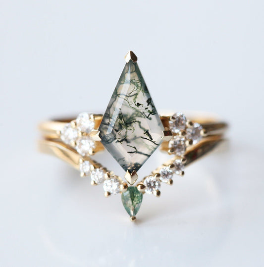 Prsten Kite Moss Agate sa bočnim belim dijamantima i kamenom ahata Moss Agate kruške