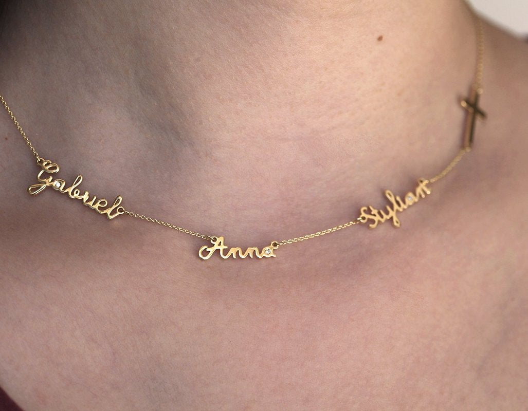 Zlatni lanac sa tri personalizovana imena i krstom