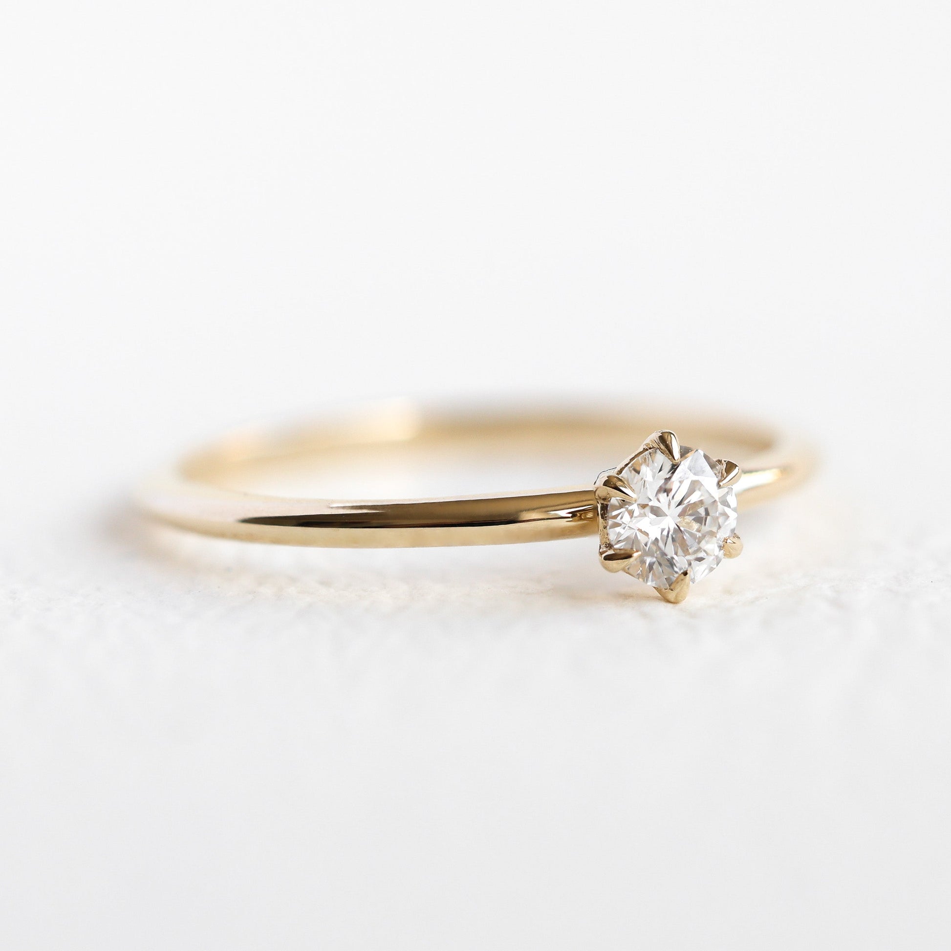 Prsten sa dijamantom Solitaire sa okruglim dijamantom od 0,20 karata od 14k žutog zlata.