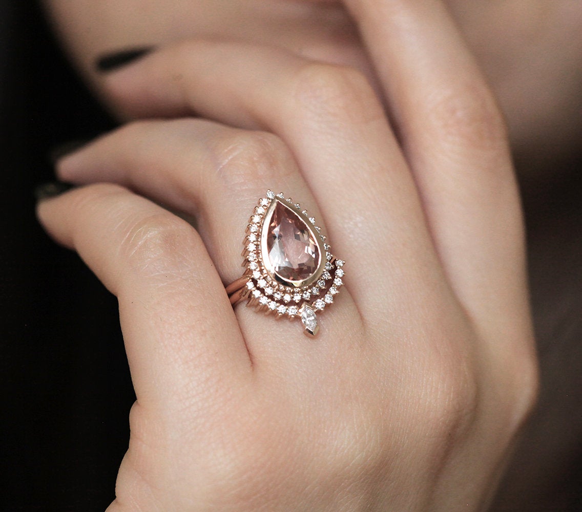 Prsten Pear Moss Agate sa bočnim malim belim dijamantima