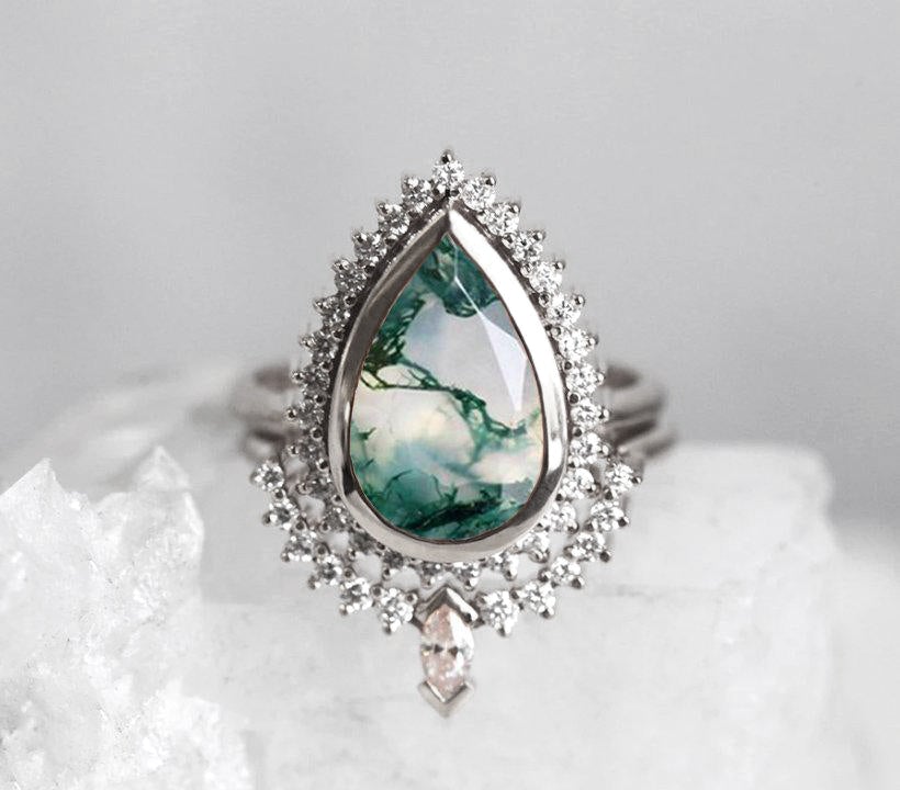 Prsten Pear Moss Agate sa bočnim malim belim dijamantima
