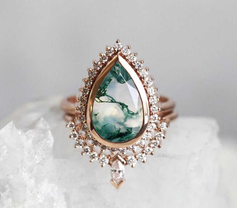 Prsten Pear Moss Agate sa bočnim malim belim dijamantima