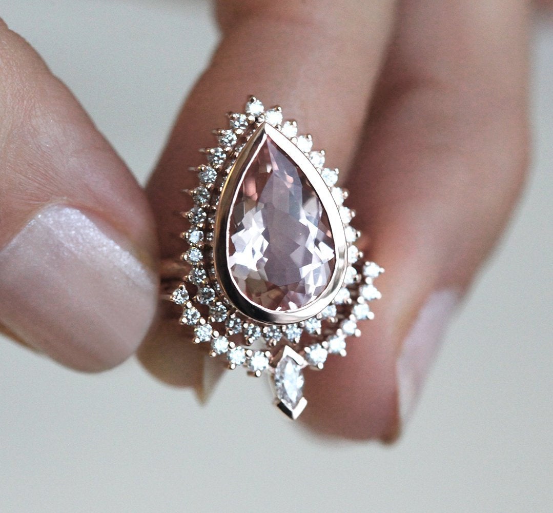 Prsten Pear Moss Agate sa bočnim malim belim dijamantima