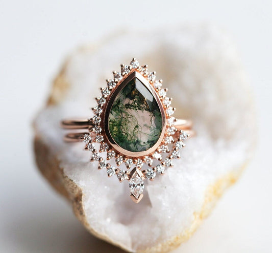 Prsten Pear Moss Agate sa bočnim malim belim dijamantima
