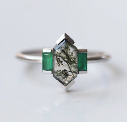Šestougaoni prsten Moss Agate sa dva bočna smaragda izrezana u baget