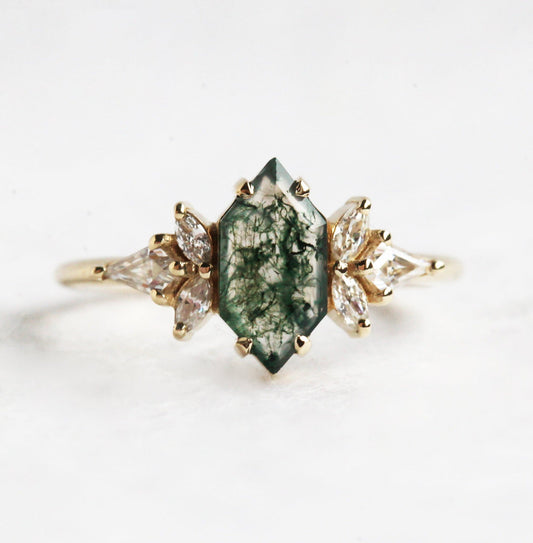 Šestougaoni prsten Moss Agate sa belim dijamantima naglašenim markiznim rezanjem i zmajem