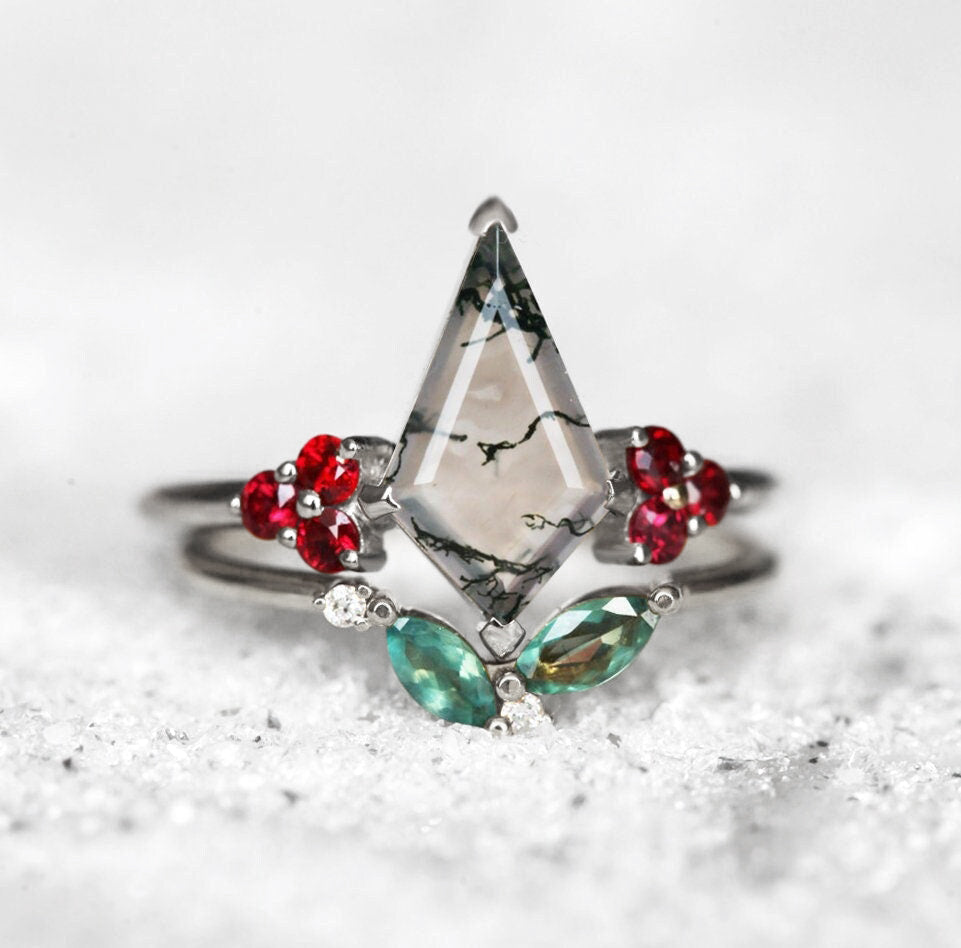 Komplet prstena od Moss Agate, prstena od belog zlata sa crvenim i plavim safirima