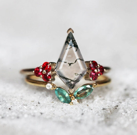 Komplet prstena od Moss Agate, prstena od žutog zlata sa crvenim i plavim safirima