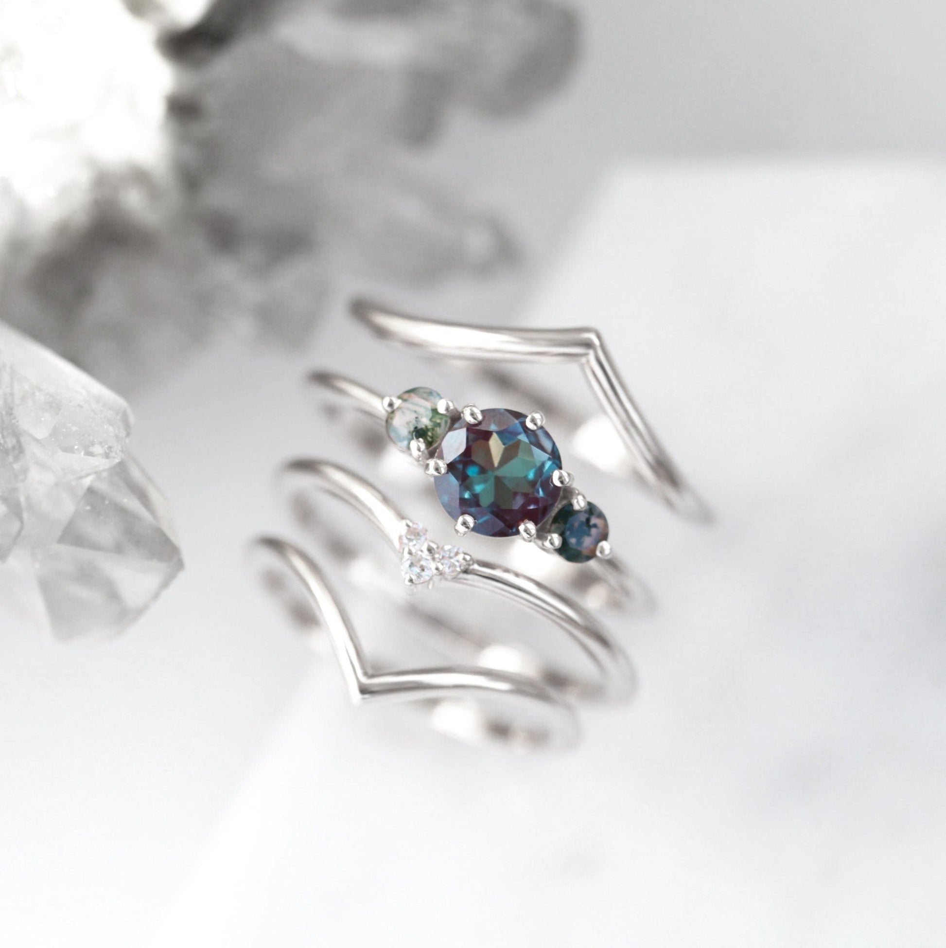 Teal okrugli prsten od aleksandrita uzgojen u laboratoriji sa bočnim kamenjem ahata Moss Agate i okruglim belim dijamantima