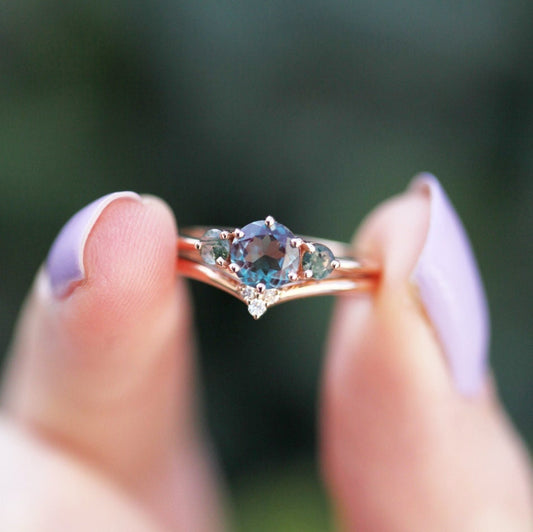 Teal okrugli prsten od aleksandrita uzgojen u laboratoriji sa bočnim kamenjem ahata Moss Agate i okruglim belim dijamantima