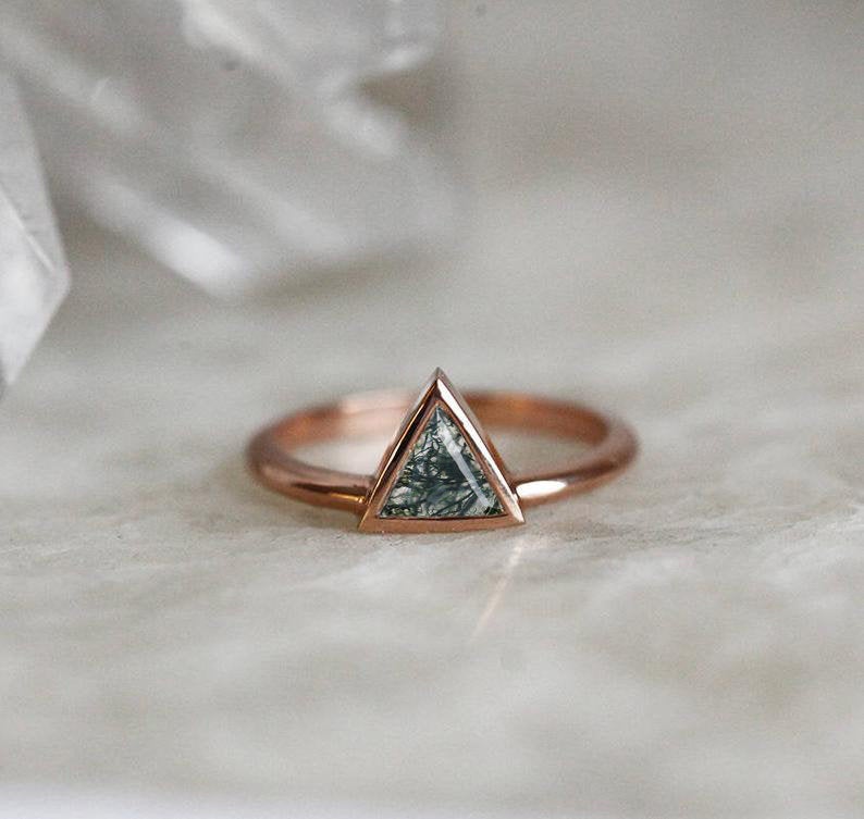 Triangle Moss Agate Rose Gold Prsten, traka u stilu Solitaire