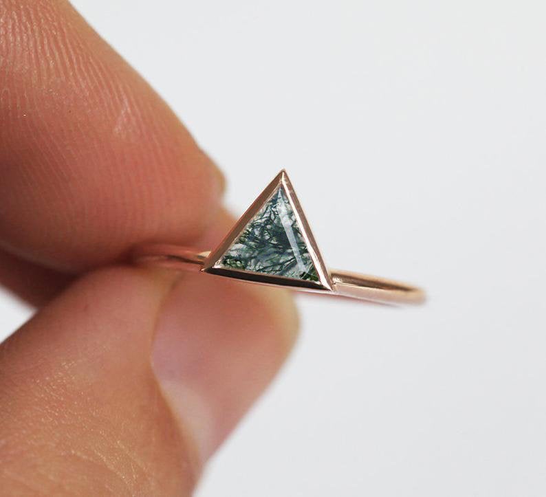 Triangle Moss Agate Rose Gold Prsten, traka u stilu Solitaire