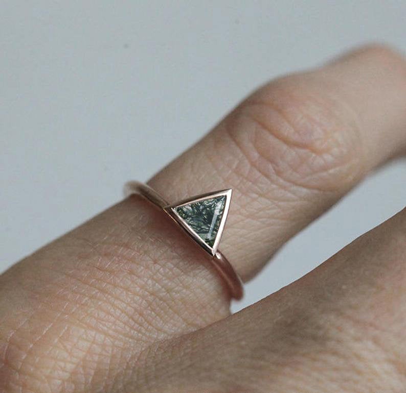 Triangle Moss Agate Rose Gold Prsten, traka u stilu Solitaire