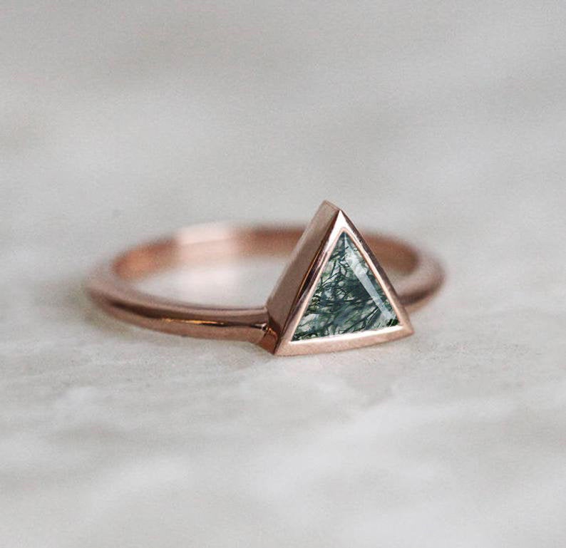 Triangle Moss Agate Rose Gold Prsten, traka u stilu Solitaire