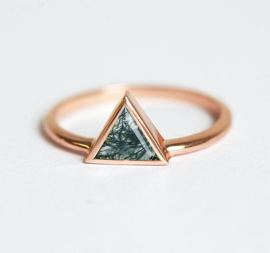 Triangle Moss Agate Rose Gold Prsten, traka u stilu Solitaire