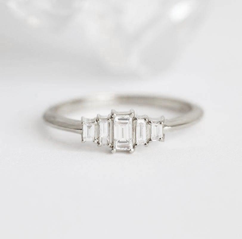 Art deco prsten sa belim dijamantom baguette cut-a