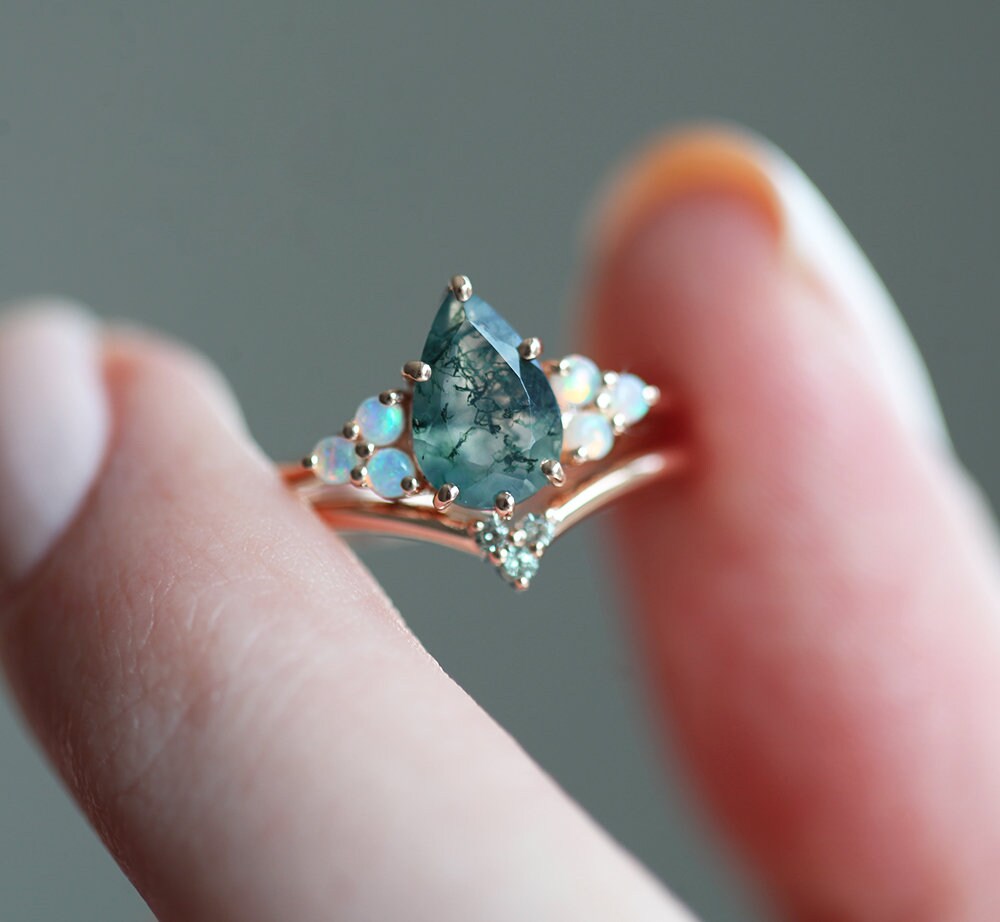 Prsten Pear Moss Agate sa bočnim kamenčićima od opala
