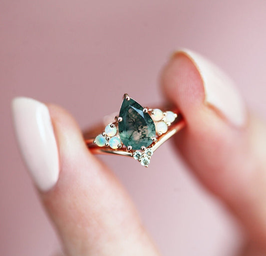 Prsten Pear Moss Agate sa bočnim kamenčićima od opala