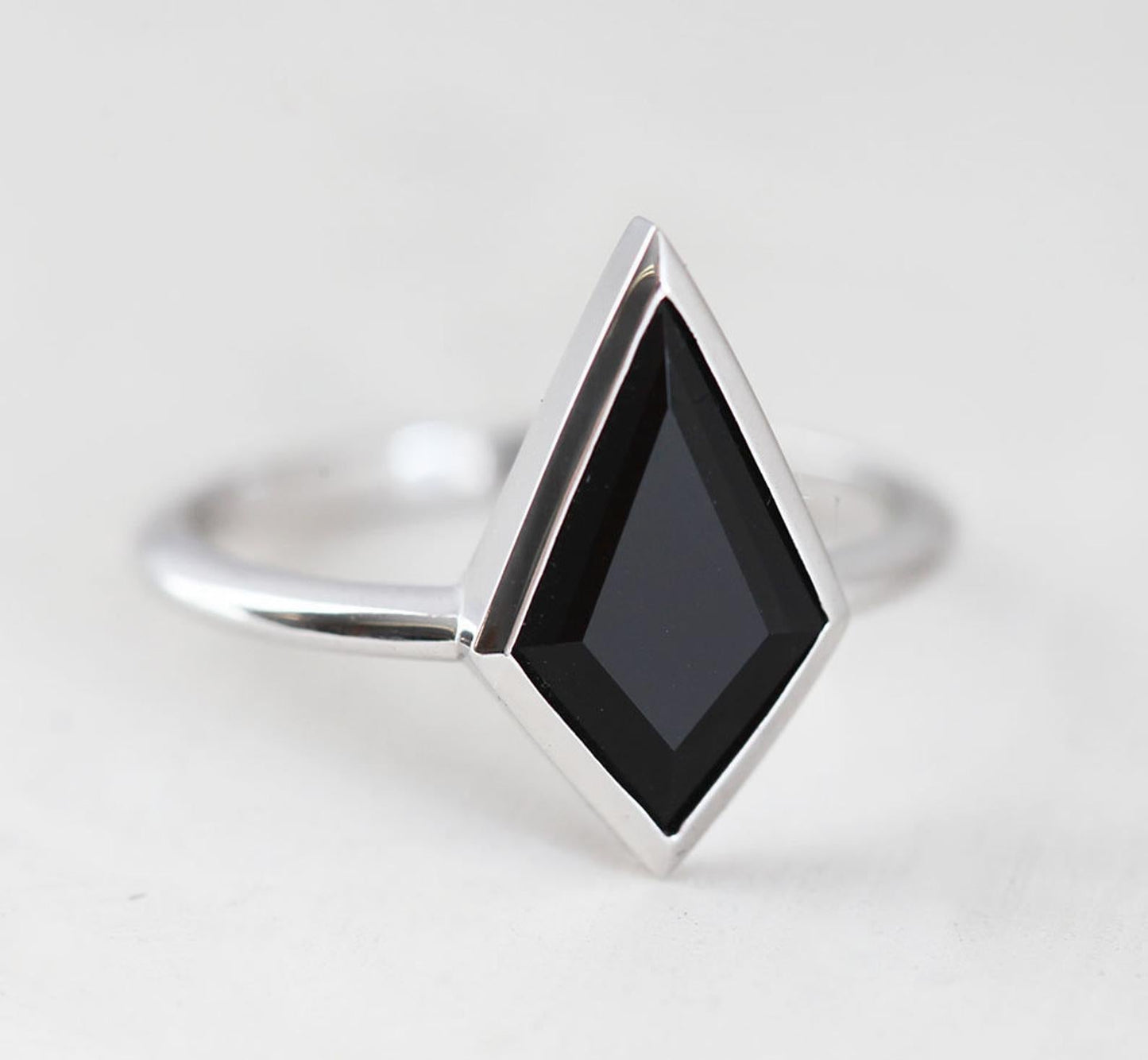Zara Kite-Cut Black Spinel Solitaire Prsten-Capucinne