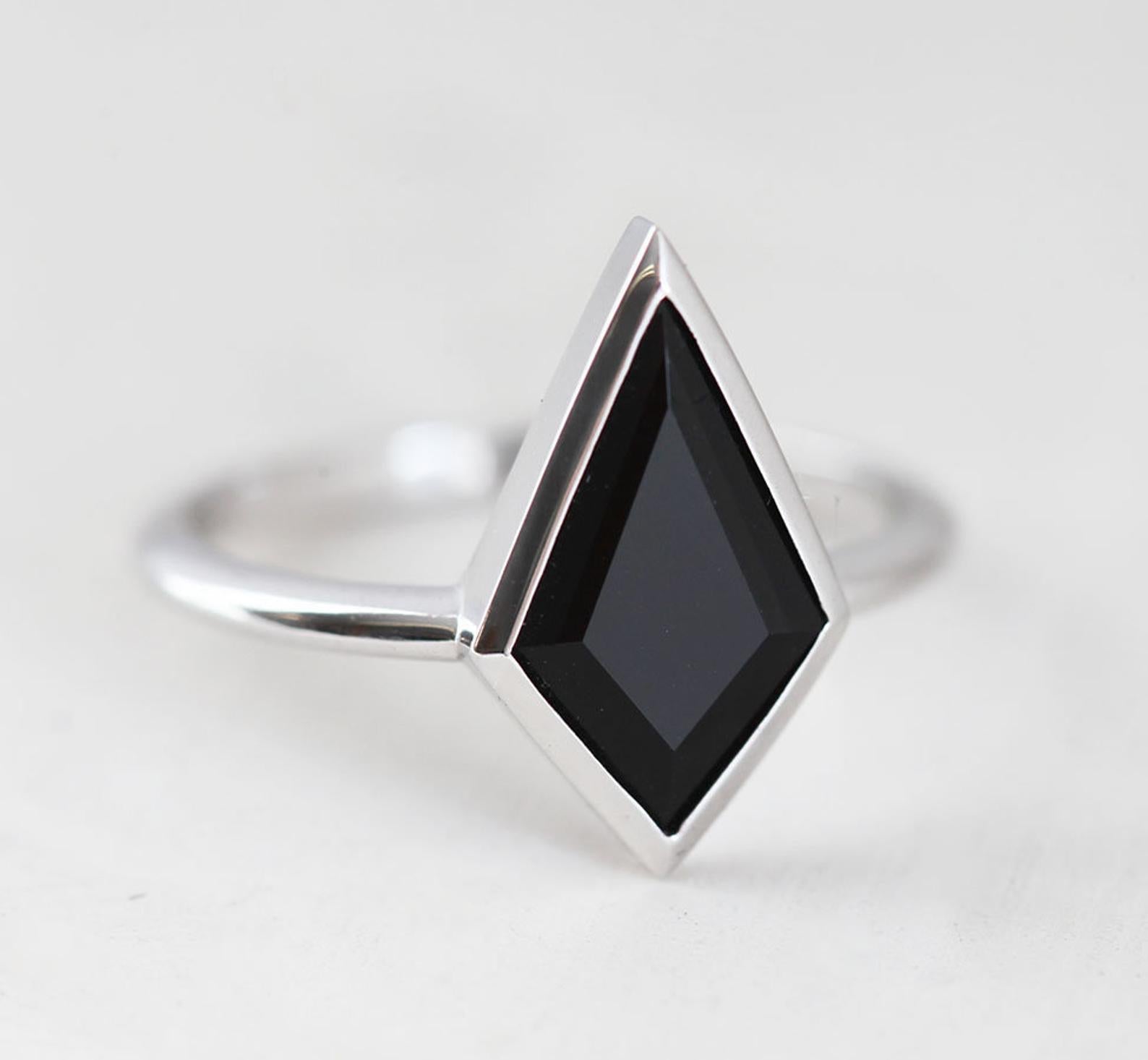 Zara Kite-Cut Black Spinel Solitaire Prsten-Capucinne