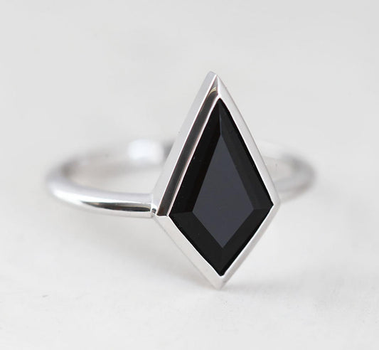 Zara Kite-Cut Black Spinel Solitaire Prsten-Capucinne