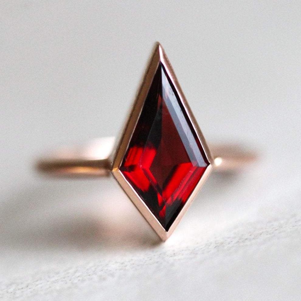 Kite Garnet Solitaire Prsten